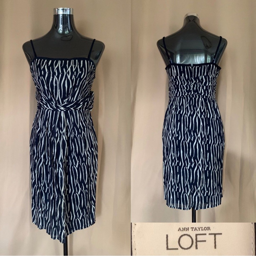 🌟FREE 🌟Ann Taylor LOFT Ruched Navy Blue White Print Sleeveless Sheath Sundress